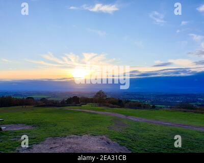 Vue sur le coucher du soleil depuis Cent Hills en automne, National Trust Countryside, Worcestershire, Angleterre Banque D'Images