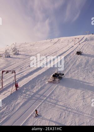 chape de ski de remontée mécanique de chat de neige vue en hauteur de la pente neigée copier l'espace Banque D'Images