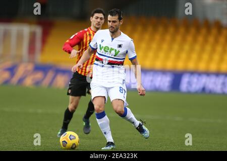 Le milieu de terrain italien Antonio Candreva de Sampdoria contrôle le ballon lors de la série UN match de football entre Benevento vs UC Sampdoria au stade Ciro Vigorito, à Benevento, en Italie, le 07 février 2021 Banque D'Images