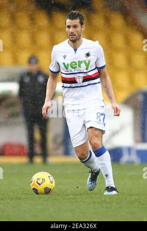 Le milieu de terrain italien Antonio Candreva de Sampdoria contrôle le ballon lors de la série UN match de football entre Benevento vs UC Sampdoria au stade Ciro Vigorito, à Benevento, en Italie, le 07 février 2021 Banque D'Images