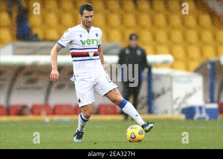 Le milieu de terrain italien Antonio Candreva de Sampdoria contrôle le ballon lors de la série UN match de football entre Benevento vs UC Sampdoria au stade Ciro Vigorito, à Benevento, en Italie, le 07 février 2021 Banque D'Images