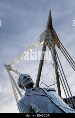 Cardiff, pays de Galles - 3 février 2021 : vue générale de la statue de Sir Tasker Watkins VC GBE PC DL, qui se trouve à l'extérieur du stade de la Principauté Banque D'Images