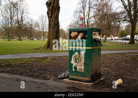 Cardiff, pays de Galles - 3 février 2021 : un bac à litière déborde de déchets à Llandaff Fields, Cardiff Banque D'Images