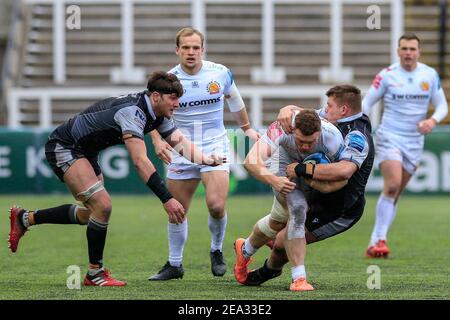 Newcastle, Royaume-Uni. 07e février 2021. Joe Simmonds, d'Exeter Chiefs, est attaqué par Jamie Blamire, de Newcastle Falcons, à Newcastle, au Royaume-Uni, le 2/7/2021. (Photo par IAM Burn/News Images/Sipa USA) crédit: SIPA USA/Alay Live News Banque D'Images