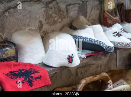 Marché ottoman traditionnel à Kruja, ville natale du héros national Skanderbeg. Marché aux puces en Albanie. Vente de souvenirs d'artisanat en laine. Banque D'Images