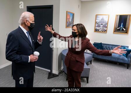 Le vice-président américain Kamala Harris ouvre ses bras alors qu’elle s’entretient avec le président Joe Biden devant l’auditorium de la Cour du Sud avant leur événement « Buy American » au bureau exécutif Eisenhower de la Maison Blanche le 25 janvier 2021 à Washington Banque D'Images