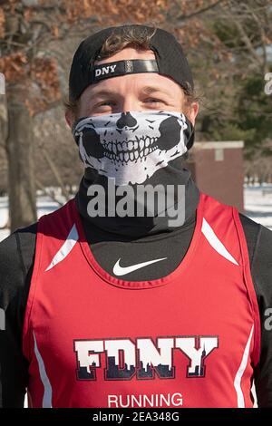 Portrait d'un coureur après la NYC Winter Park Tour course de 4 miles à Flushing Meadows Corona Park à Queens, New York. Remarquez un foulard à encolure ornée. Banque D'Images