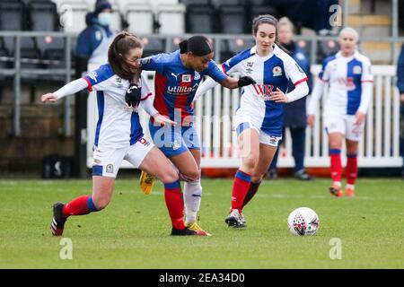 Emma Doyle (#8 Blackburn Rovers) et Siobhan Wilson (Palais de cristal n°14) En action pendant le match de championnat de femmes FA entre Blackburn Rovers et Crystal Palace au Bamber Bridge FC à Preston Banque D'Images