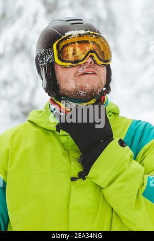 portrait d'homme en équipement de snowboard en hiver Banque D'Images