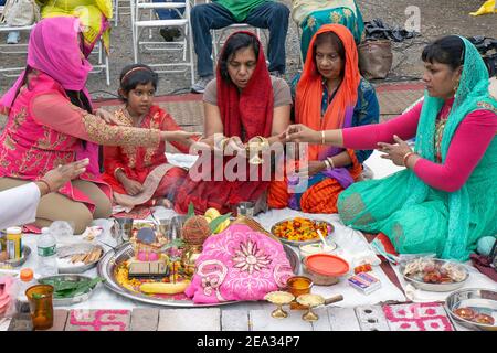 Les femelles hindoues de tous âges exécutent le rituel arti avant le défilé de Diwali à South Richmond Hill, Queens, New York. Banque D'Images