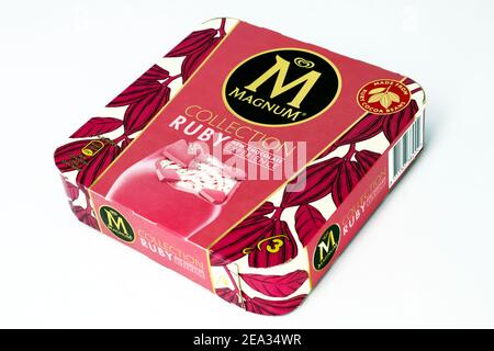 CRÈME glacée MAGNUM RUBY. Magnum est une marque d'Unilever Banque D'Images