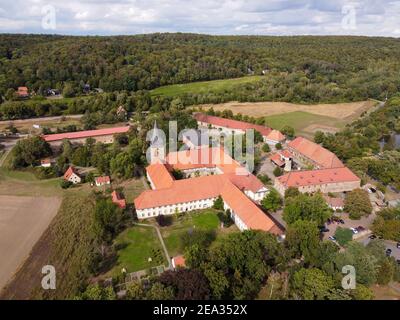 Vue aérienne de Kloster Wöltingerode, monastère de Goslar, Harz, Basse-Saxe, Allemagne. Couvent médiéval, aujourd'hui une gastronomie d'hôtel avec distillerie. Banque D'Images