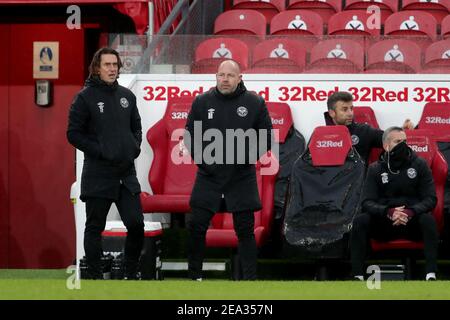 Thomas Frank, directeur de Brentford (à gauche) avec l'entraîneur-chef adjoint Brian Riemer lors du match du championnat Sky Bet à Riverside, Middlesbrough. Date de la photo: Samedi 6 février 2021. Banque D'Images