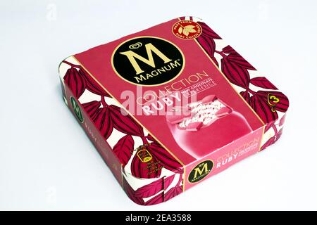 CRÈME glacée MAGNUM RUBY. Magnum est une marque d'Unilever Banque D'Images