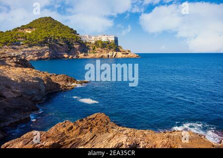 Vue sur le Cap sa Sal de l'autre extrémité de la crique d'Aiguafreda, accessible par un chemin côtier qui borde la crique. Begur, Costa Brava, Banque D'Images