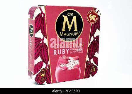 CRÈME glacée MAGNUM RUBY. Magnum est une marque d'Unilever Banque D'Images