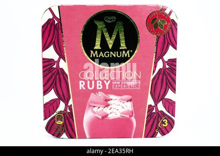 CRÈME glacée MAGNUM RUBY. Magnum est une marque d'Unilever Banque D'Images