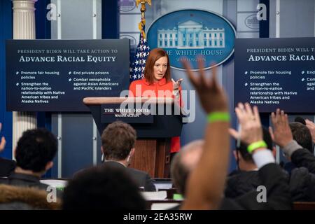 Le secrétaire de presse de la Maison Blanche, Jen Psaki, pose une question lors d'une réunion d'information dans la salle d'information de presse de la Maison Blanche, tenue à Washington le 26 janvier 2021. Banque D'Images