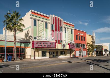 Main Street dans le centre-ville de Panama City, Floride, Etats-Unis bordé de bâtiments peints de couleurs vives et de palmiers pendant la période des fêtes de Noël. Banque D'Images