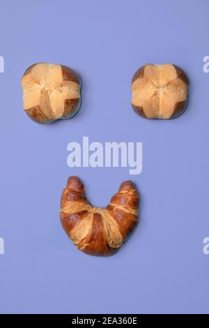 Souriez le croissant et les pâtisseries danoises. Concept de pose simple à plat avec fond violet, bacary Banque D'Images