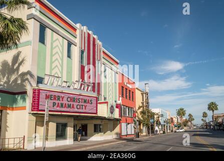 Main Street dans le centre-ville de Panama City, Floride, Etats-Unis bordé de bâtiments peints de couleurs vives et de palmiers pendant la période des fêtes de Noël. Banque D'Images