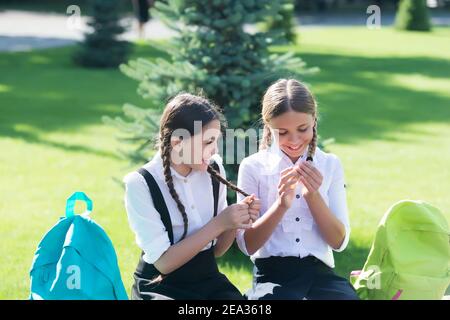 Aller à l'école de beauté. Bonne fille enfants cheveux plait dehors. L'éducation du coiffeur. Cours de coiffure. Salon de coiffure. Soins des cheveux et coiffage. Mode formel. Uniforme pupille. Banque D'Images