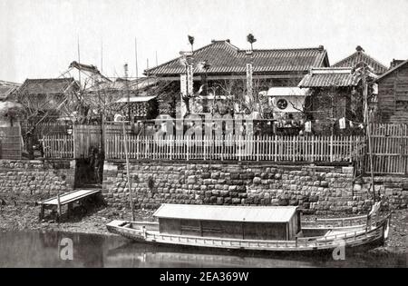 Photographie de la fin du XIXe siècle - Maison du thé en un jour de fête avec un bateau en premier plan, Japon, 1870 Banque D'Images