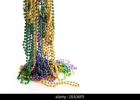 Trois perles de couleur Merdi gras isolées sur fond blanc Banque D'Images