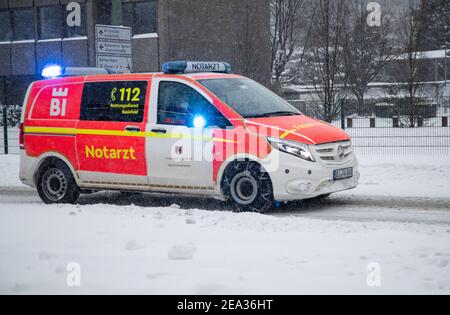 Bielefeld, Allemagne. 07e février 2021. Une ambulance d'urgence du service de secours est conduite avec des feux bleus sur une route enneigée. Credit: Friso Gentsch/dpa/Alay Live News Banque D'Images