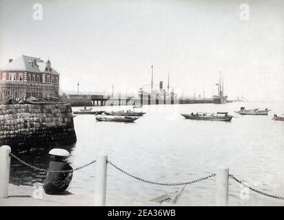 Photographie de la fin du XIXe siècle - Bund, Yokohama avec bateaux à vapeur, Japon, vers 1880 Banque D'Images