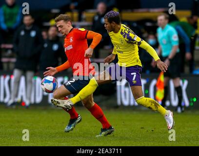 Juninho Bacuna (à droite) et Kiernan Dewsbury-Hall de la ville de Luton se battent pour le ballon lors du match de championnat Sky Bet à Kenilworth Road, Luton. Date de la photo: Samedi 6 février 2021. Banque D'Images