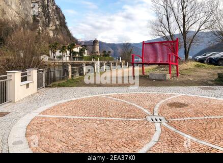 La promenade au bord du lac de Lavena Ponte Tresa avec le Maxi Bench rouge, province de Varèse, Italie Banque D'Images