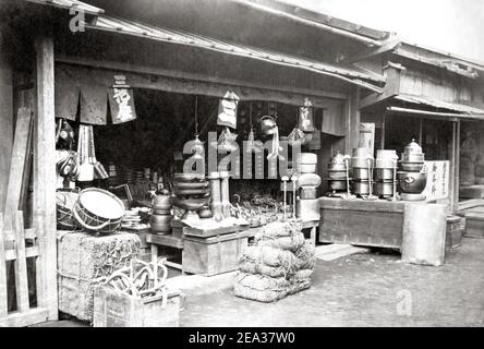 Photographie de la fin du XIXe siècle - « UN magasin de campagne » sur le Tokaido - la route de Tokyo à Kyoto, Japon, années 1870 Banque D'Images