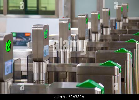 Toronto, Canada-10 novembre 2020 : Toronto TTC Metrolinx Presto machines à une station de Bloor et Yonge très fréquentée. Une carte à puce sans contact est utilisée pour accéder aux transports en commun. Banque D'Images