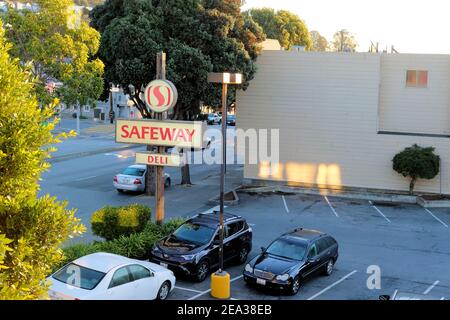 Panneau extérieur Safeway pour épicerie et traiteur avec logo de la société ; San Francisco, Californie, États-Unis. Banque D'Images