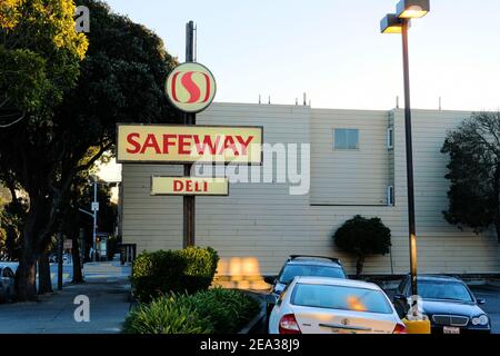 Panneau extérieur Safeway pour épicerie et traiteur avec logo de la société ; San Francisco, Californie, États-Unis. Banque D'Images