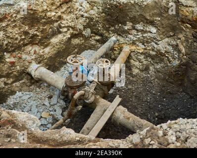 Robinets principaux d'eau de la vieille ville, un trou creusé pour réparer ou remplacer les unités d'alimentation en eau Banque D'Images