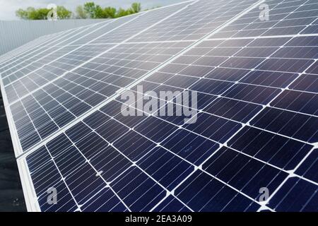 Cellules solaires gros plan. Centrale électrique de panneaux solaires alternatifs. Durabilité de la planète. Énergie verte pour la maison. Les modules électriques bleu soleil se trouvent dans la rangée Banque D'Images