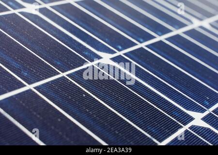 Cellules solaires gros plan. Centrale électrique de panneaux solaires alternatifs. Durabilité de la planète. Énergie verte pour la maison. Les modules électriques bleu soleil se trouvent dans la rangée Banque D'Images