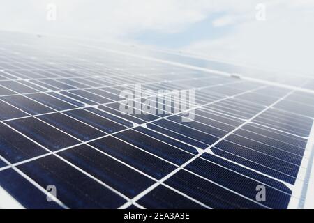 Cellules solaires gros plan. Centrale électrique de panneaux solaires alternatifs. Durabilité de la planète. Énergie verte pour la maison. Les modules électriques bleu soleil se trouvent dans la rangée Banque D'Images