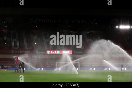 Vue générale de l'intérieur d'un stade vide avec les têtes sprinkleur en marche avant le lancement du match de la Premier League à Bramall Lane, Sheffield. Date de la photo: Dimanche 7 février 2021. Banque D'Images