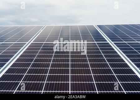 Cellules solaires gros plan. Centrale électrique de panneaux solaires alternatifs. Durabilité de la planète. Énergie verte pour la maison. Les modules électriques bleu soleil se trouvent dans la rangée Banque D'Images