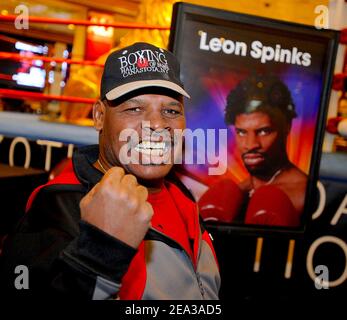 est mort à l'âge de 67 ans, selon une déclaration de son attaché de presse. IMAGE DE FICHIER PRISE SUR. 07e février 2021. 18 février 2012, Las Vegas, Nevada, États-Unis : le boxeur à la retraite LEON SPINKS pose pour une photo lors d'une séance de rencontre au MGM Grand Hotel le samedi, à Las Vegas, Nevada. Credit: David Becker/ZUMAPRESS.com/Alamy Live News Banque D'Images