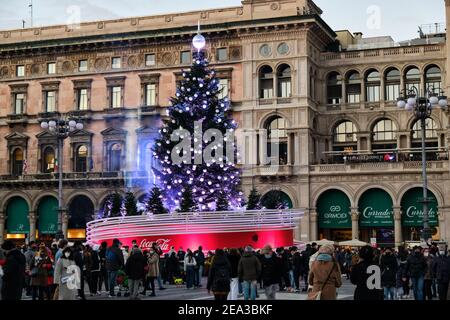 Milan, Italie - décembre 15, 2020: Arbre de Noël devant la cathédrale de Milan, place Duomo en décembre pleine de personnes portant des masques à protéger de C Banque D'Images