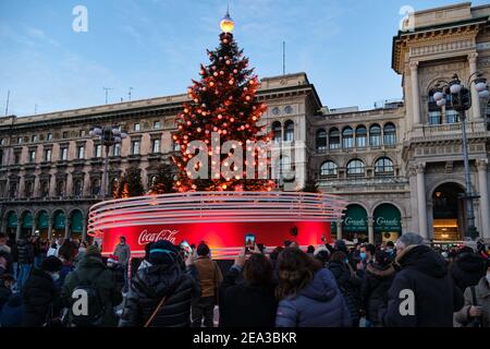 Milan, Italie - décembre 15, 2020: Arbre de Noël devant la cathédrale de Milan, place Duomo en décembre pleine de personnes portant des masques à protéger de C Banque D'Images