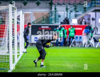 Milan, Italie. 7 février 2021. Milan, Italie, stade Giuseppe Meazza, 07 février 2021, Gianluigi Donnarumma de l'AC Milan se réchauffe pendant l'AC Milan vs Crotone FC - football italien série A Match Credit: Fabrizio Carabelli/LPS/ZUMA Wire/Alamy Live News Banque D'Images