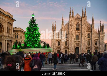 Milan, Italie - décembre 15, 2020: Arbre de Noël devant la cathédrale de Milan, place Duomo en décembre pleine de personnes portant des masques à protéger de C Banque D'Images