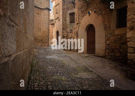 Rue de la vieille ville de Cáceres, ville classée au patrimoine mondial de l'UNESCO, Estrémadure, Espagne Banque D'Images