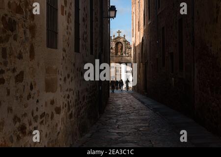 Rue de la vieille ville de Cáceres, ville classée au patrimoine mondial de l'UNESCO, Estrémadure, Espagne Banque D'Images