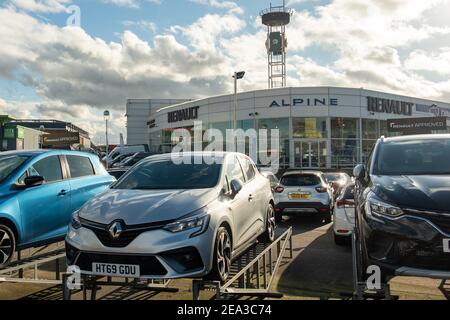 Londres- février 2021 : voitures Renault dans une salle d'exposition à West London, un constructeur automobile français Banque D'Images